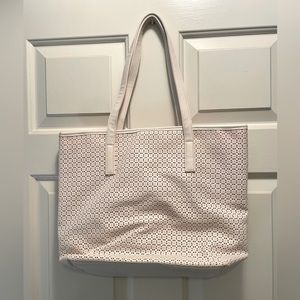 White leather shoulder purse with shoulder straps.